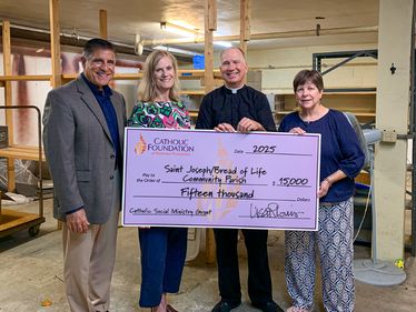 (l to r) Mike Bova, Catholic Foundation Board Vice Chair and Lisa Louis, Executive Director, present grant check to Fr. Steve Schreiber, pastor, and Jean Malthaner, Director of Ministries at Saint Joseph/Bread of Life Community Parish.